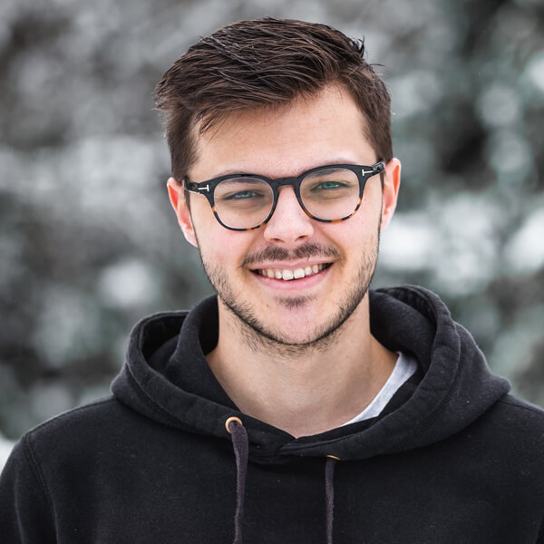 Dozentin mit Fokus auf Statistik und Dateninterpretation